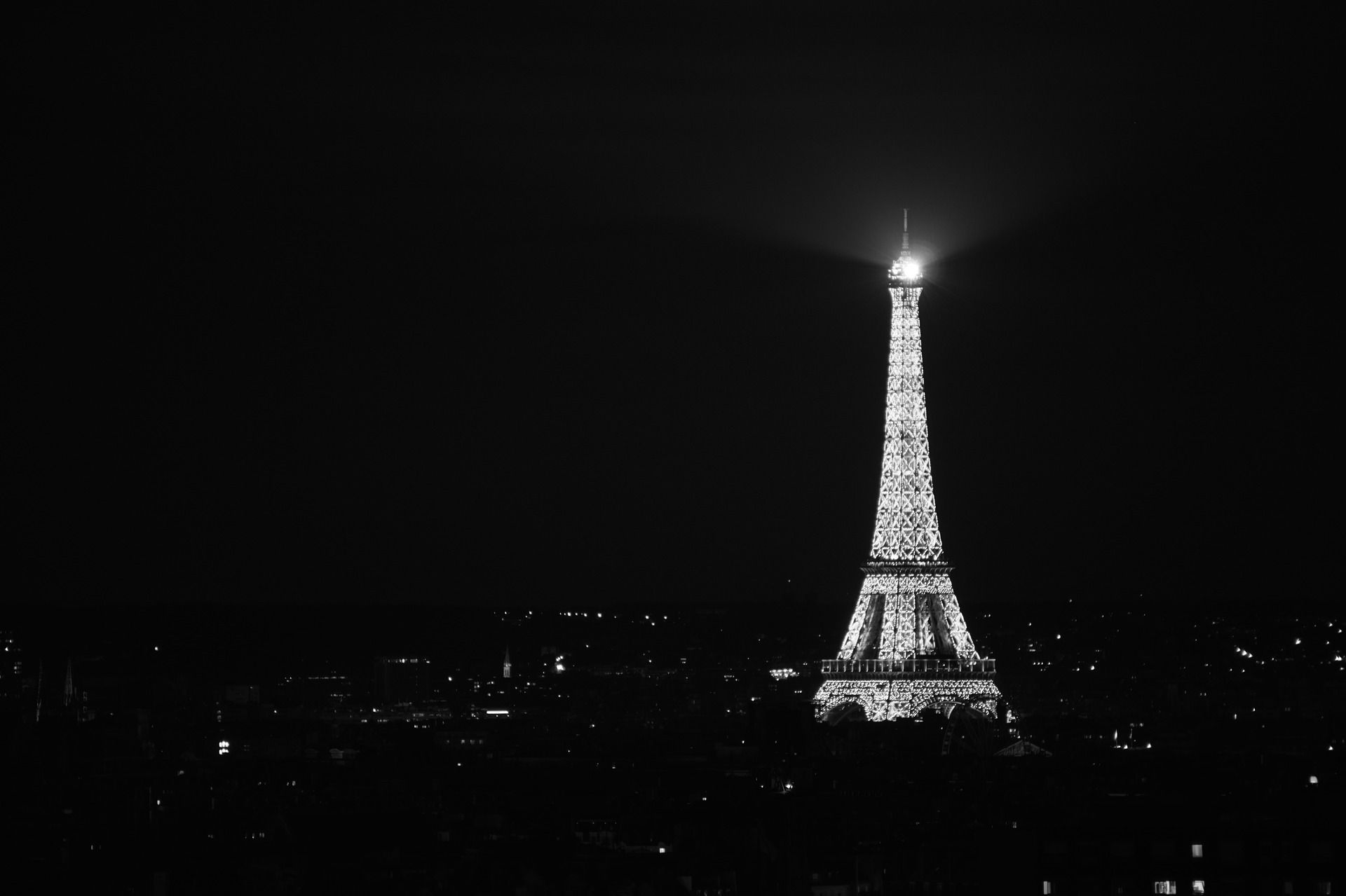 Fransa'nın_İstenmeyen_Sembolü:_Eyfel_Kulesi